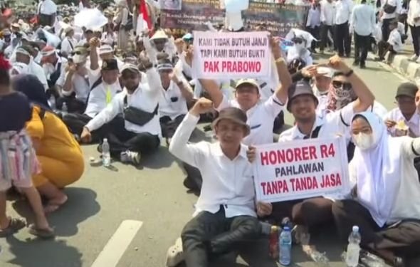 Ribuan Karyawan Honorer Gelar Aksi Damai, Tuntut Diangkat Jadi PNS