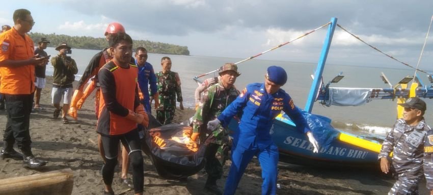 Kembali Ditemukan di Perairan Pebuahan, Personel Kodim 1617/Jembrana Bantu Evakuasi Jenazah Korban KMP Tunu Pratama Jaya