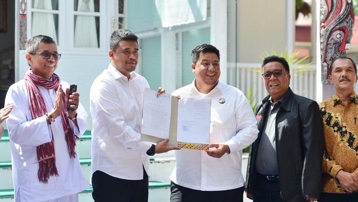 Setelah 21 Tahun, Gubernur Bobby Nasution Resmi Serahkan Aset Rumah Dinas ke Pemkab Samosir