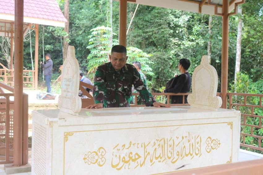 Danrem 011/Lilawangsa Pimpin 200 Prajurit TNI Pugar Makam Pahlawan Cut Nyak Meutia di Tengah Hutan Aceh Utara