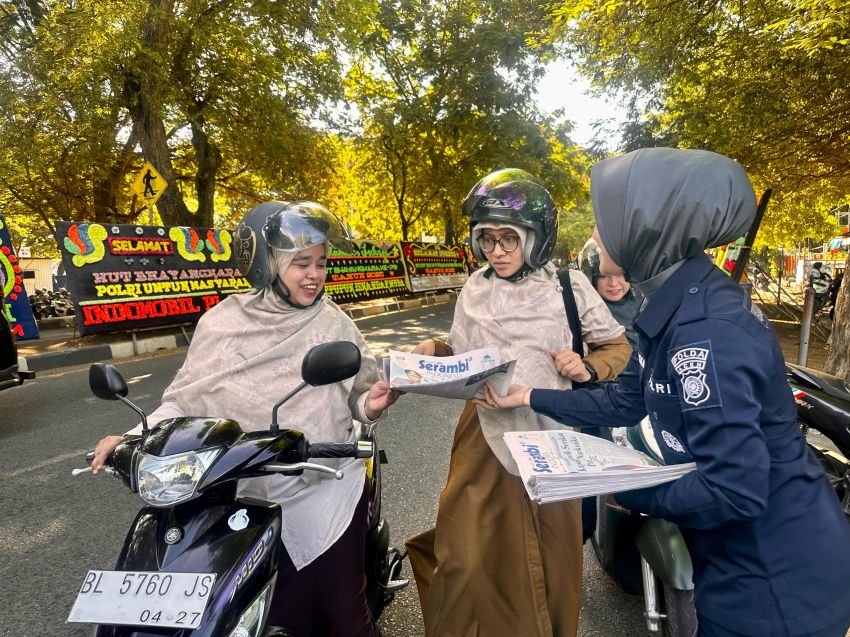 HUT Bhayangkara ke-79, Polda Aceh Bagikan Koran Gratis untuk Dekatkan Diri ke Masyarakat