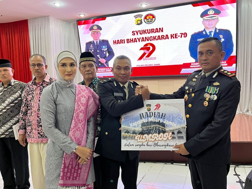 Kapolres Muaro Jambi Berikan Hadiah Umroh kepada IPDA Suhartono di Syukuran Hari Bhayangkara ke-79