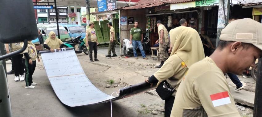Satpol PP Kota Padangsidimpuan Tertibkan Spanduk Ilegal dan Pondok Tertutup di Kawasan Wisata Tor Simarsayang