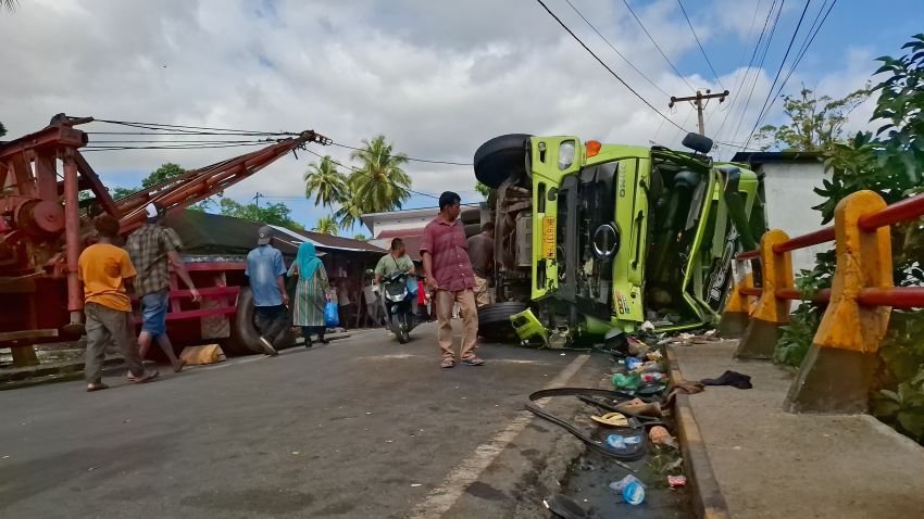 Truk Muatan Beras Rem Blong, Tabrak Dua Mobil dan Rumah di Tapsel