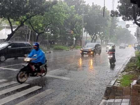 Prakiraan Cuaca Jakarta Hari Ini, Selasa 8 Juli 2025: Hujan Merata, Warga Diminta Waspada Banjir
