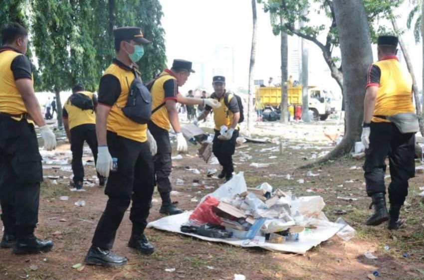 Polri Gerak Cepat Bersihkan Sampah Usai HUT ke-79 Bhayangkara di Monas