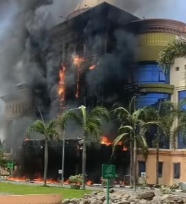 Kebakaran Hebat Landa Gedung Madina Al Munawwarah Asrama Haji Medan, Diduga Akibat Puntung Rokok