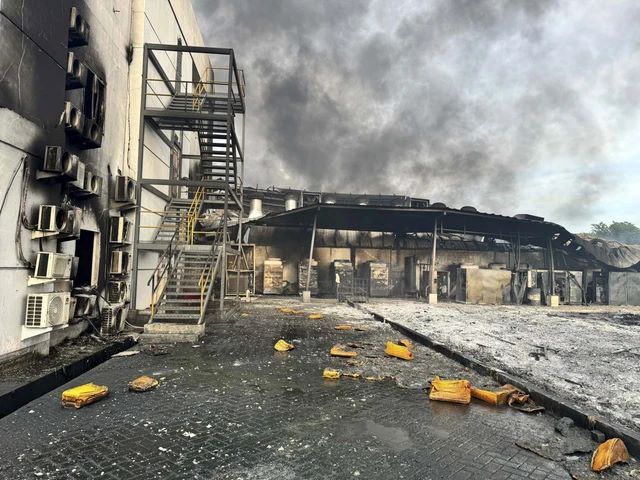 15 Jam Api Berkobar di Pabrik Minyak Medan Labuhan, Dua Petugas Damkar Terluka!