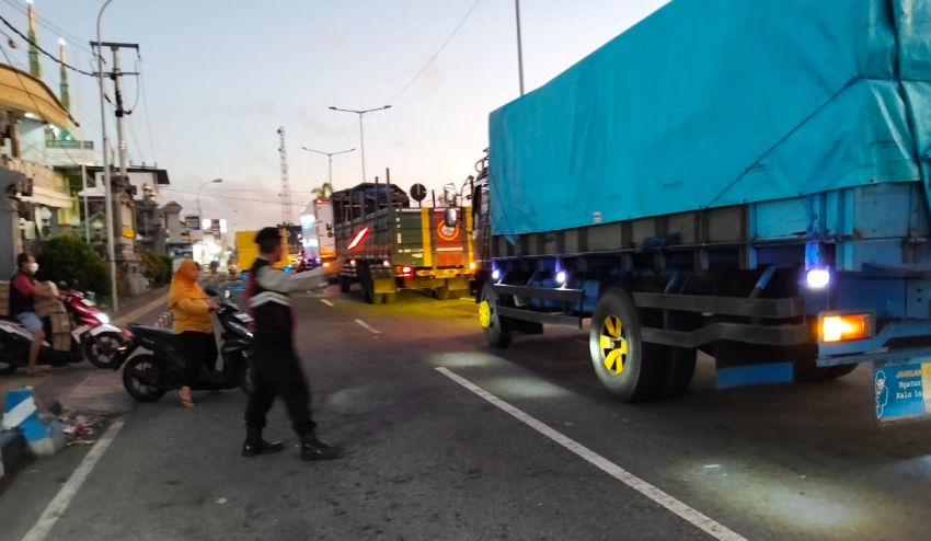 Antrean Kendaraan Mengular di Gilimanuk, Polres Jembrana: Penutupan Pelabuhan Sementara Karena Cuaca Buruk