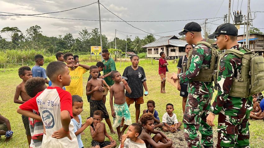 Satgas Yonif 131/Brajasakti Gelar Lomba Meriah di Perbatasan Papua, Bangun Kedekatan dengan Warga Skofro