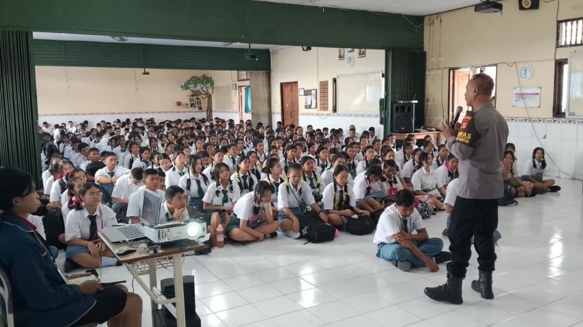 Cegah Perilaku Menyimpang, Kanit Binmas Polsek Dentim Beri Penyuluhan Saat MPLS di SMKN 4 Denpasar