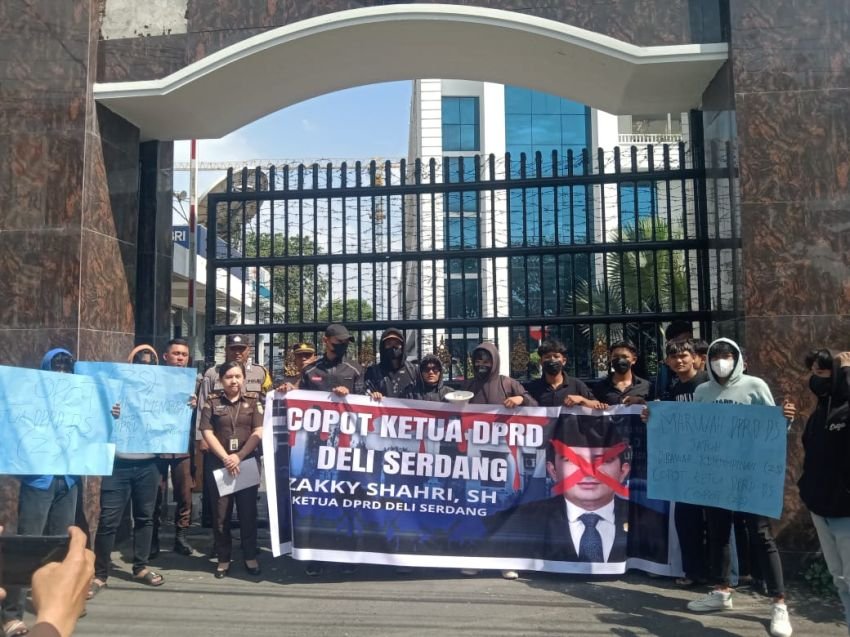 Dinilai "Abuse of Power", Mahasiswa Minta Prabowo Copot Zakky Shahri dari Ketua DPRD DS