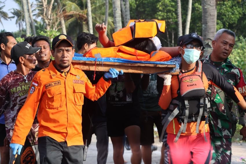 Tim SAR Gabungan Evakuasi 27 Penumpang Korban KMP Tunu Pratama Jaya Tenggelam di Selat Bali, 4 Orang Meninggal Dunia