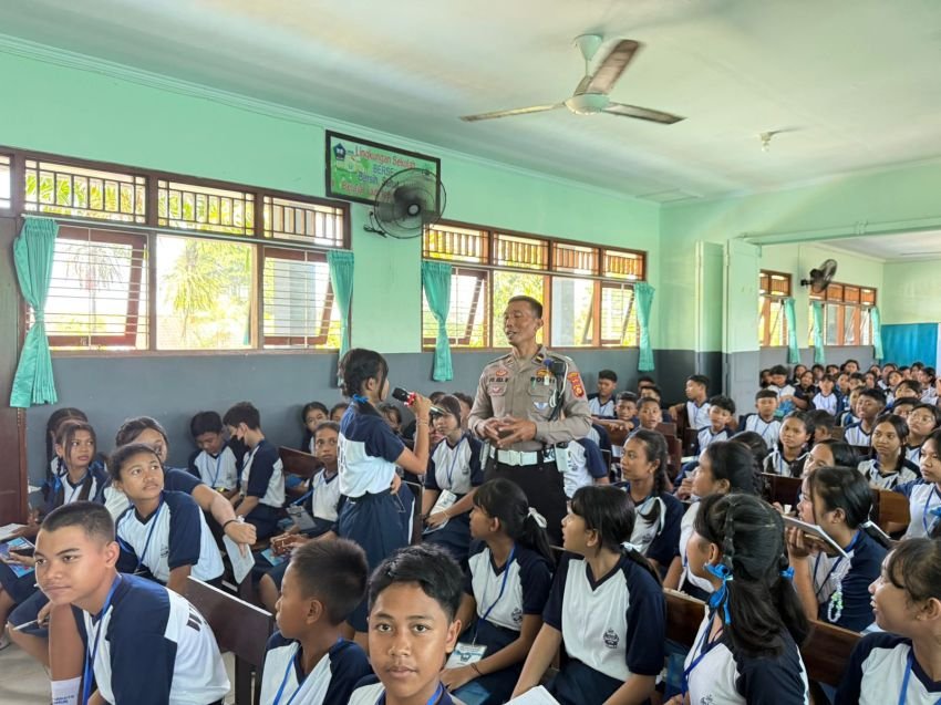 Polsek Denpasar Selatan Tanamkan Budaya Tertib Lalu Lintas Sejak Dini di SMP Wisata Sanur