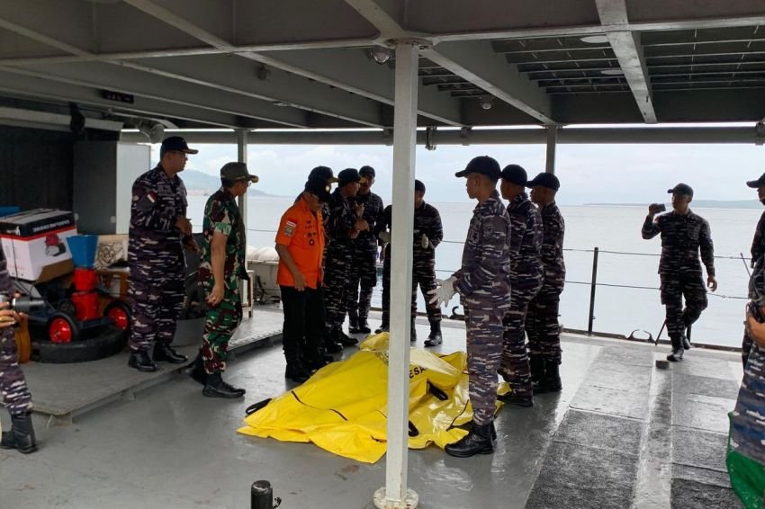 BREAKING NEWS! Satu Jasad Diduga Penumpang KMP Tunu Ditemukan Mengapung di Selat Bali