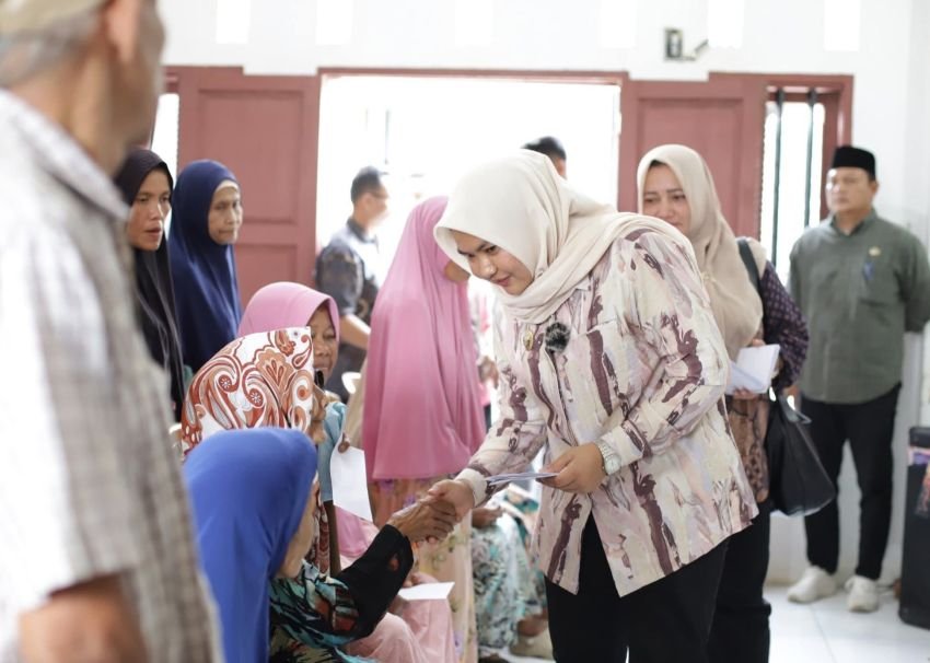Tunaikan Janji, Wabup Madina Atika Azmi Santuni Kaum Jompo di Desa Kayulaut