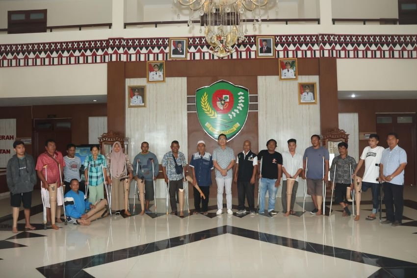 Bupati Tapsel Sambut 16 Penyandang Disabilitas Usai Terima Kaki dan Tangan Palsu