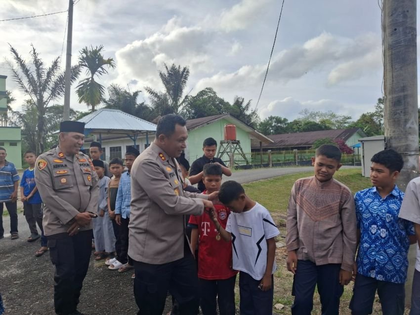Kapolres Tapanuli Selatan AKBP Yon Edi Winara Gelar Silaturahmi di Pondok Pesantren KH. Ahmad Dahlan Sipirok