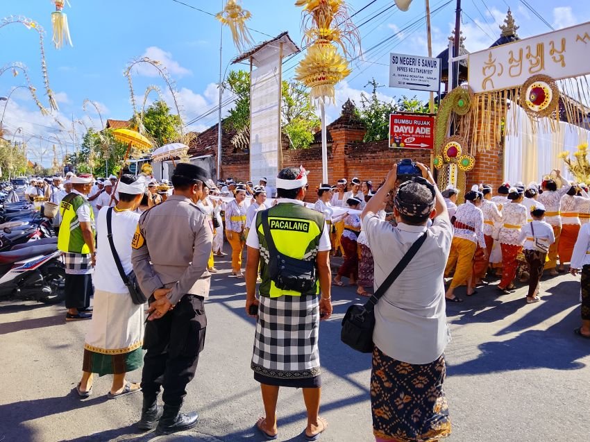 Bhabinkamtibmas dan Pecalang Amankan Upacara Mendak Lingga di Sanur Kaja