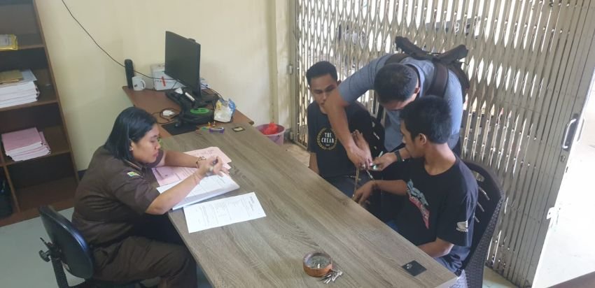 Polsek Denpasar Timur Serahkan Dua Tersangka Penggelapan ke Kejari Denpasar