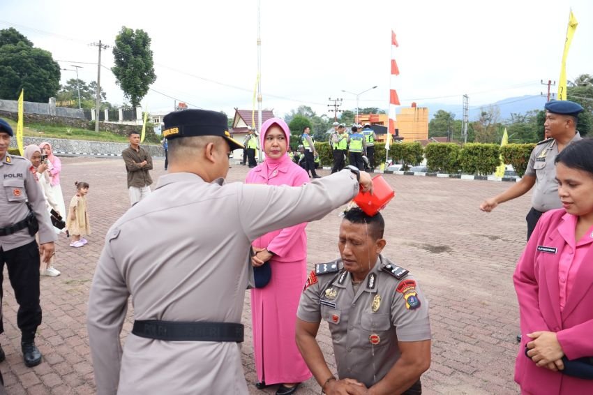 Kapolres Tapanuli Selatan Pimpin Upacara Kenaikan Pangkat Personel Polres dan Brimob TMT 1 Juli 2025