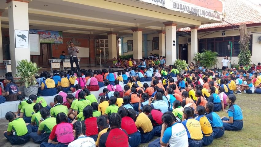 Kanit Lantas Polsek Dentim Tekankan Disiplin Berlalu Lintas Saat MPLS di SMPN 8 Denpasar