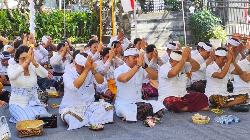 Peringati Rahina Purnama Kasa, Polsek Kuta Selatan Gelar Piodalan di Pura Bhuana Kerthi