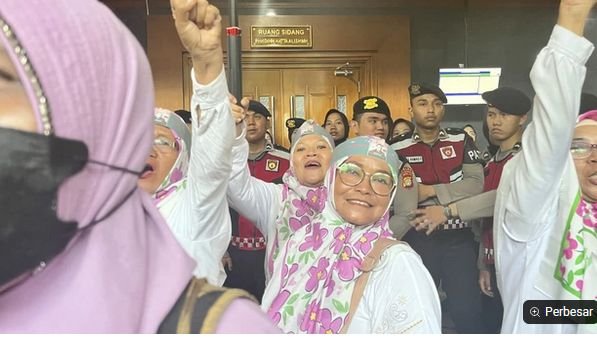 Tak Diizinkan Masuk, Emak-Emak Pendukung Tom Lembong Protes Barikade di PN Jakpus