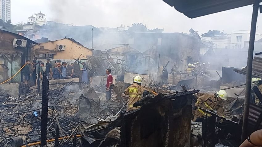Kebakaran Hebat Landa Grogol Utara, Puluhan Rumah Kontrakan Ludes Dilalap Api