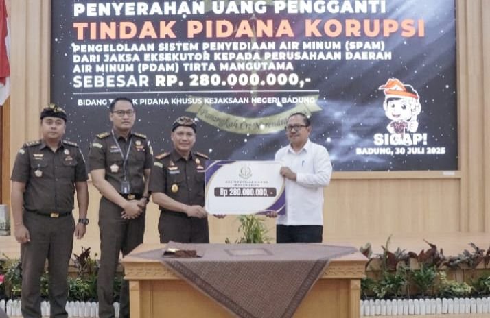 Kejari Badung Serahkan Rp280 Juta Uang Pengganti Korupsi ke Perumda Air Minum Tirta Mangutama