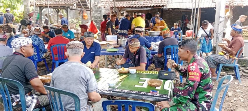 Babinsa Mendoyo Ngayah Jelang Ngaben, Pererat Harmoni TNI dan Masyarakat Adat