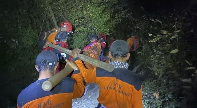 Pendaki Meninggal di Gunung Slamet, Tim SAR Lakukan Proses Evakuasi Tengah Malam
