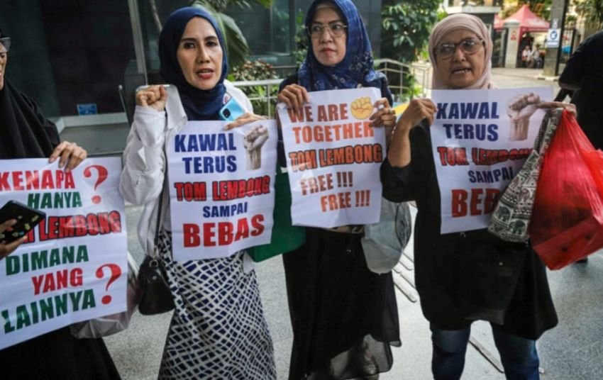 Emak-Emak Kawal Tom Lembong di Sidang Tipikor: “Kami Yakin Ia Tidak Bersalah”