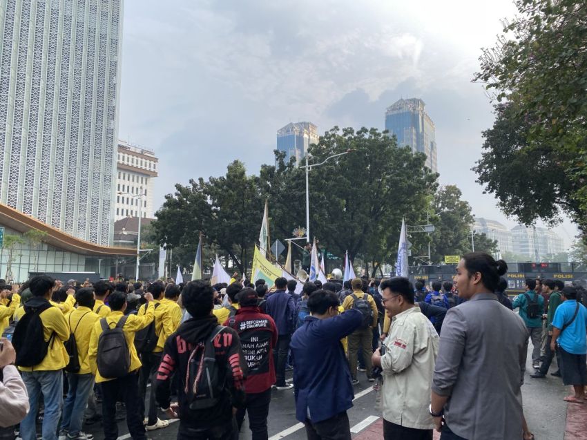 Puluhan Mahasiswa BEM SI Gelar Aksi di Balai Kota Jakarta, Jalan Medan Merdeka Selatan Ditutup Sementara