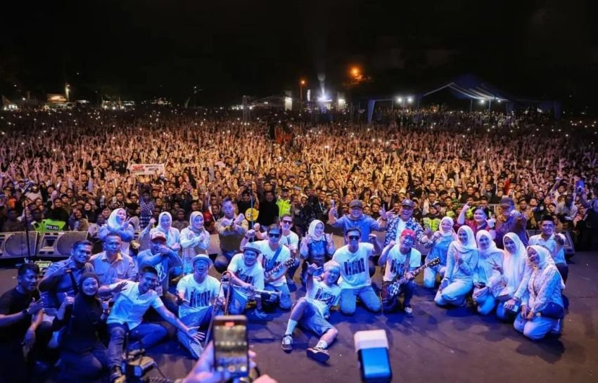 Ribuan Warga Padati Lapangan Lubuk Pakam, Tipe-X Guncang Panggung Gebyar HUT ke-79 Deli Serdang