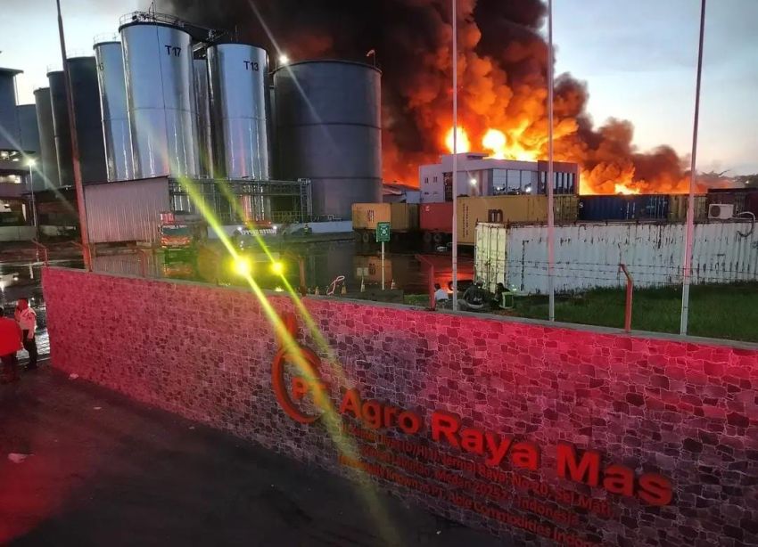 Breaking News! Pabrik PT. Agro Raya Mas di Medan Labuhan Dilalap Api, Pemadaman Masih Berlangsung