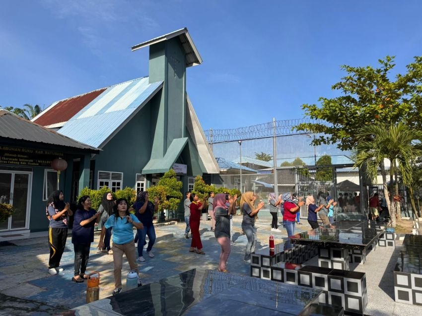 Semangat Pagi! Warga Binaan dan Pegawai Lapas Labuhan Ruku Gelar Senam Bersama