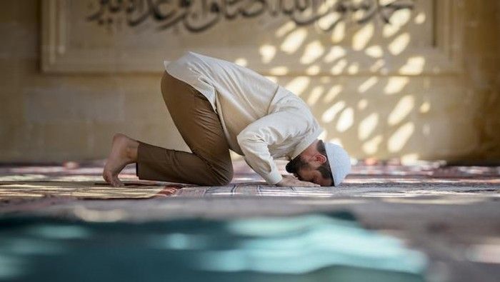 Terlihat Aurat Saat Sujud, Apakah Sholat Batal? Ini Penjelasan Ulama Fikih