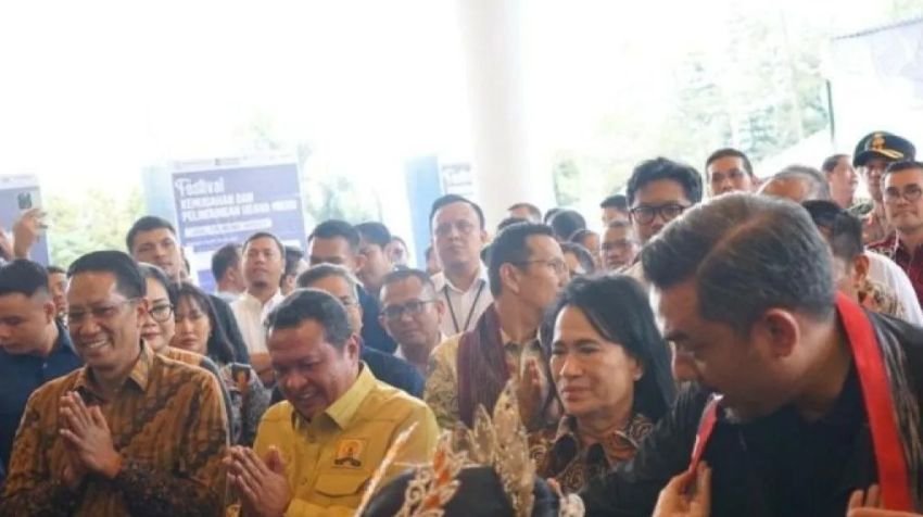 Menteri UMKM Maman Abdurahman Disambut Tarian Tor-Tor Tandok di Festival UMKM Silangit