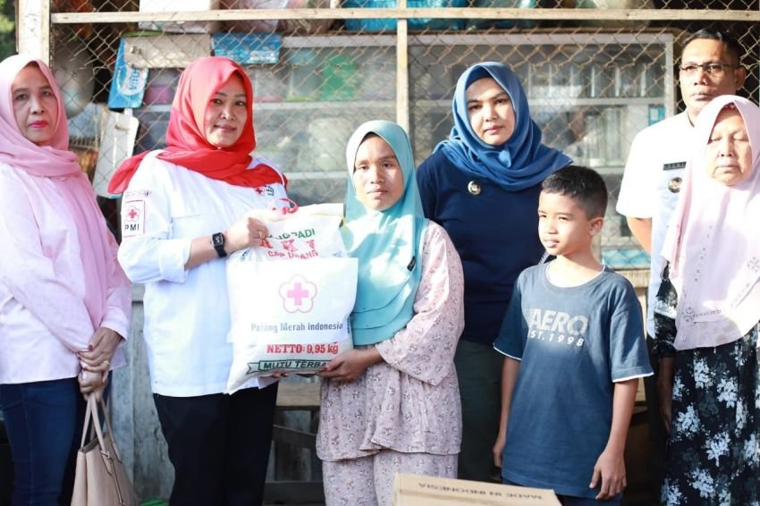 Wabup Atika Azmi Kunjungi Lokasi Kebakaran di Mompang Julu, Sampaikan Bantuan dan Pesan Kepedulian