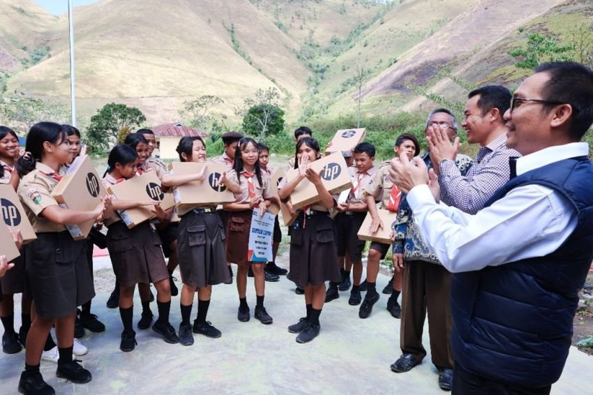 INALUM Dorong Transformasi Digital, Salurkan 16 Laptop untuk SMP Negeri 2 Harian di Samosir