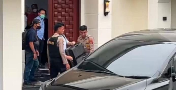 Geledah Rumah Kadis PUPR Sumut Nonaktif Topan Ginting, KPK Bawa 3 Koper dan 2 Kardus Bukti