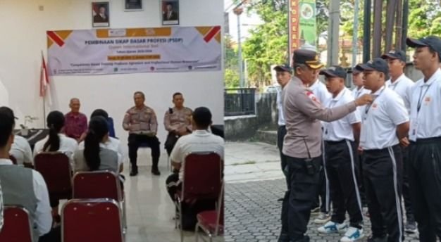 Kapolsek Denpasar Timur Berikan Pembinaan Kedisiplinan dan Profesionalisme kepada Mahasiswa Queen International College