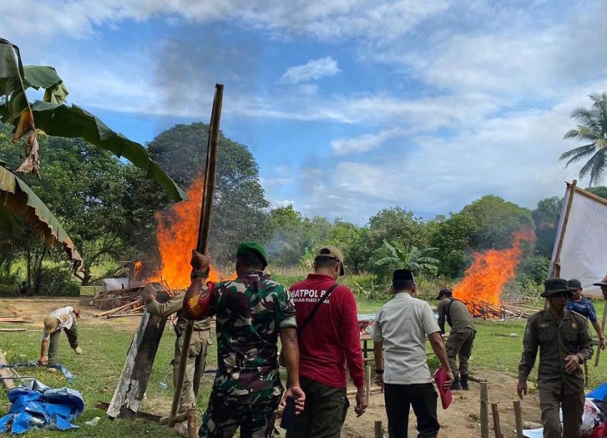 Gabungan TNI, Polri, dan Satpol PP Bongkar Arena Judi Sabung Ayam di Penyangga IKN