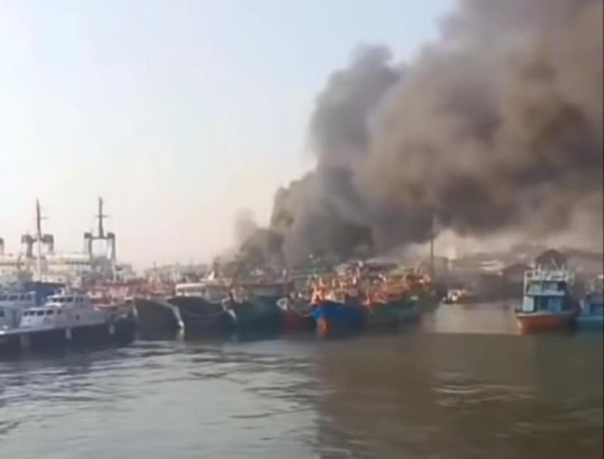 Sabtu Pagi Geger, Kapal Terbakar di Pelabuhan Muara Baru Jakarta Utara