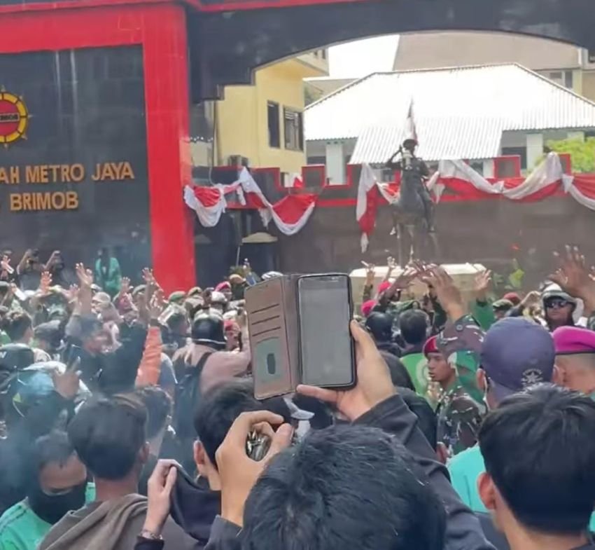 Situasi Memanas, Brimob Lepas Gas Air Mata untuk Bubarkan Massa Aksi di Mako Brimob Kwitang