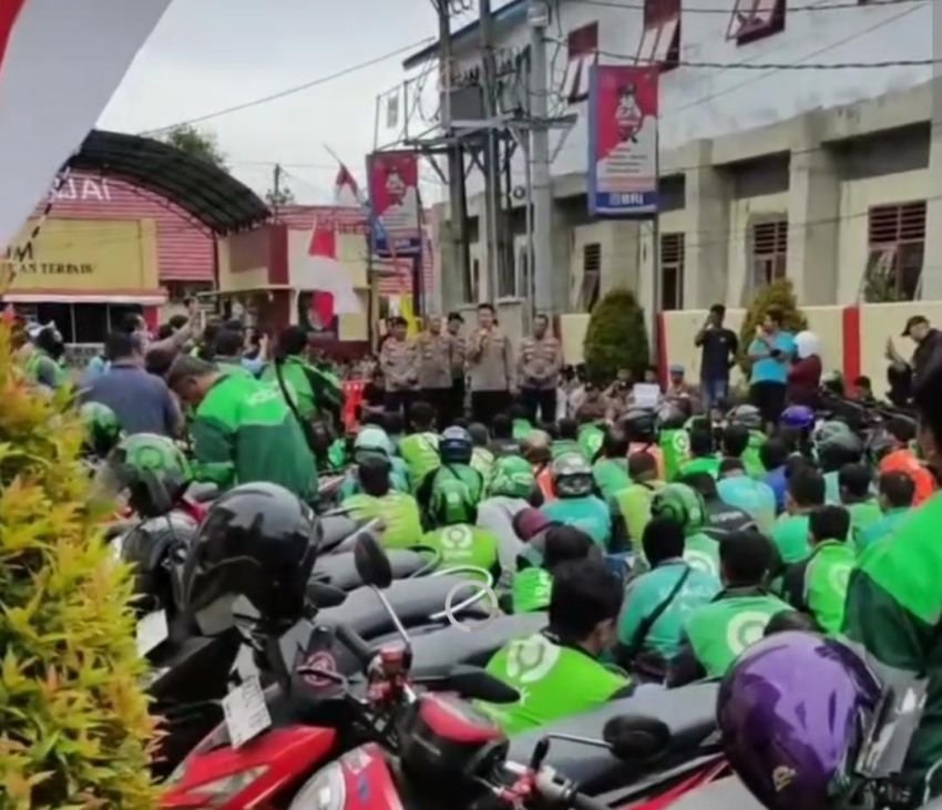 Ratusan Sopir Ojol Gelar Aksi Damai dan Doa Bersama di Mapolres Binjai