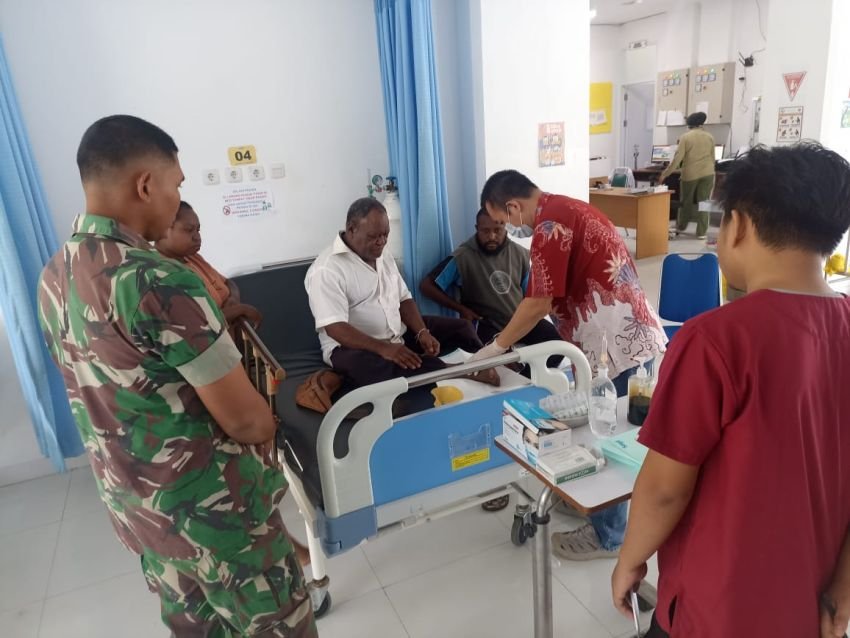 Yonif TP 805/KSW Evakuasi Kepala Kampung Tanah Merah, Wujud Nyata Bakti Kesehatan TNI untuk Rakyat