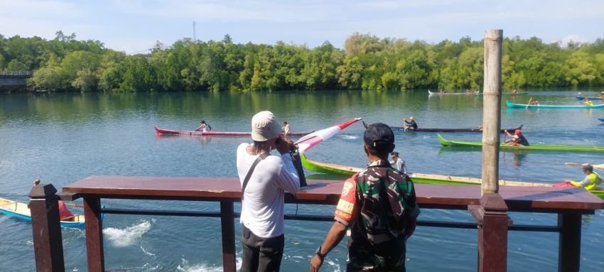 Lomba Sampan Tradisional Meriahkan HUT Kota Negara ke-130 dan HUT RI ke-80 di Jembrana