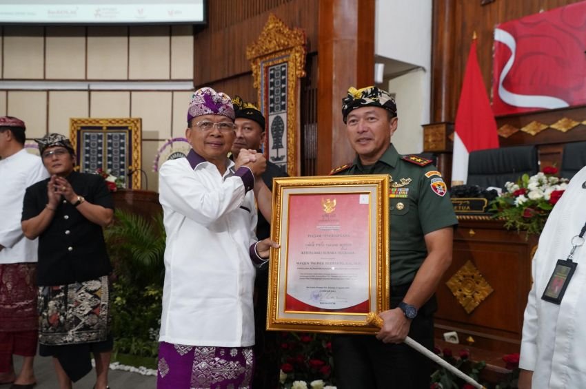 Pangdam IX/Udayana Terima Penghargaan &ldquo;Kerthi Bali Sewaka Nugraha&rdquo; dari Pemprov Bali